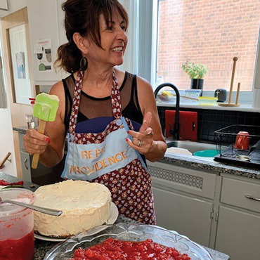 Une bénévole, accompagnée de notre chef cuisinier, cuisine un dessert pour les enfants de la maison d'hébergement. Chez Répit Providence, on fait tout pour que les enfants se sentent comme à la maison! 